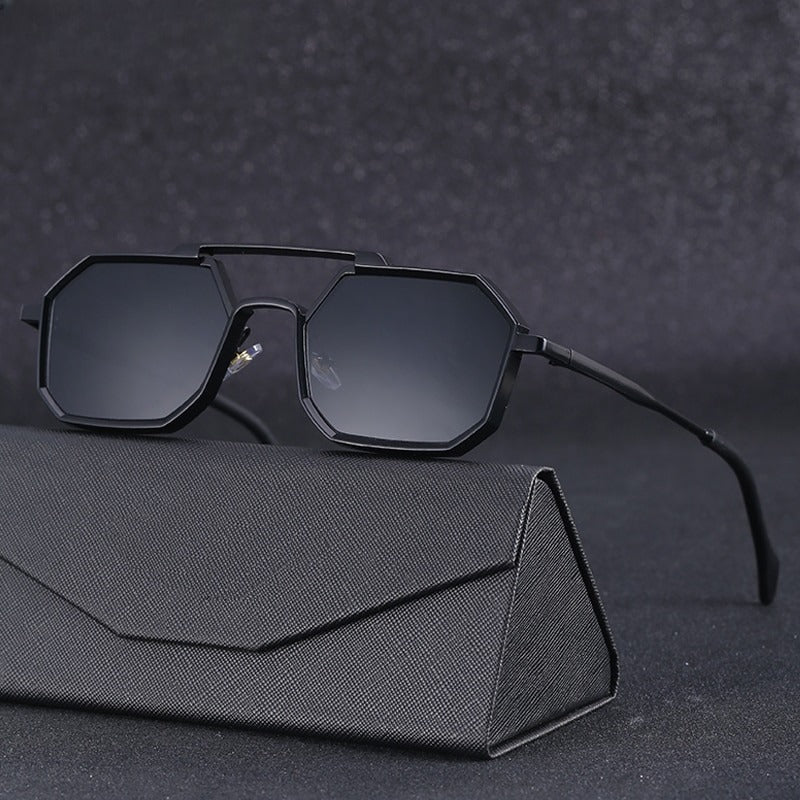 Stijlvolle ShadowMyst Soluxe zonnebril met UV400 bescherming in zwart montuur. Modieus unisex accessoire.