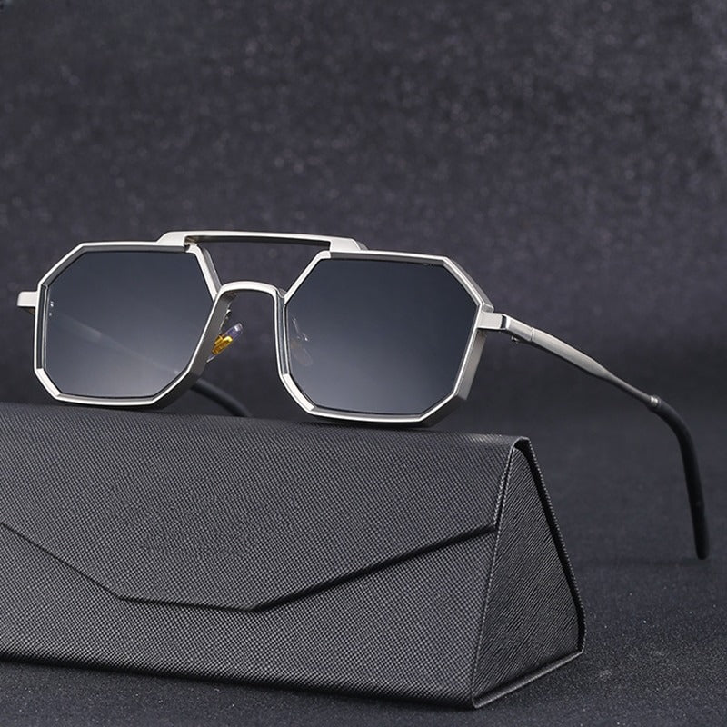 ShadowMyst Soluxe zonnebril voor dames en heren. Combineert stijl met essentiële UV400 bescherming.