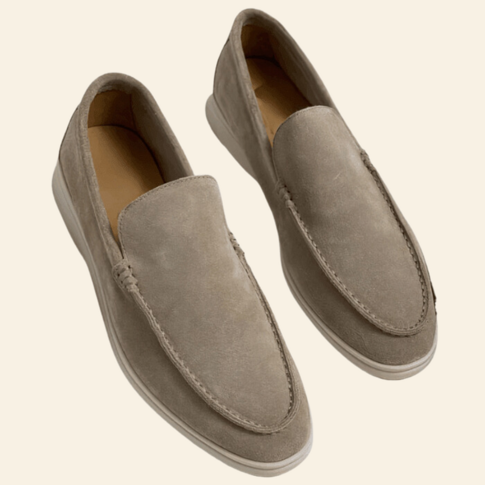 "Stijlvolle suède herenloafers in khaki, ontworpen voor ultiem comfort en veelzijdigheid, geschikt voor elke gelegenheid."
