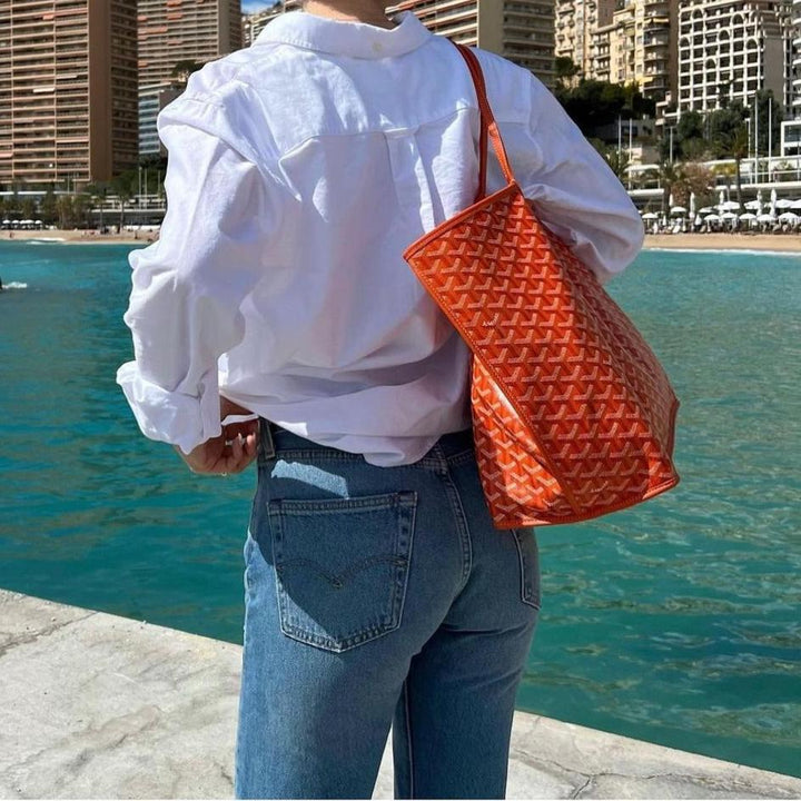 "Stijlvolle tas met strakke lijnen en verfijnde details, geschikt voor elke outfit. Beschikbaar in meerdere kleuren."