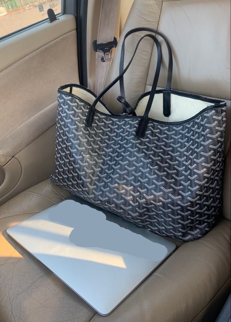 "Stijlvolle tas met strakke lijnen en verfijnde details, geschikt voor elke outfit. Beschikbaar in meerdere kleuren."