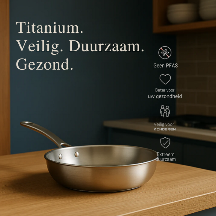 Gehamerde titanium koekenpan, perfect voor braden en bakken. Stijlvol en robuust kookgerei voor chefs.