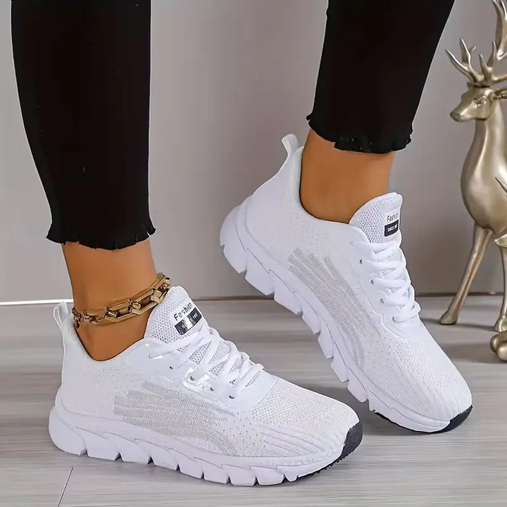 Stijlvolle uniseks lage sneakers met veters, perfect voor casual alledaagse outfits.