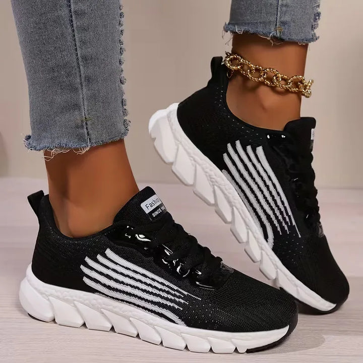Essentiële lage uniseks sneakers met veters, voor een comfortabele en alledaagse casual stijl.