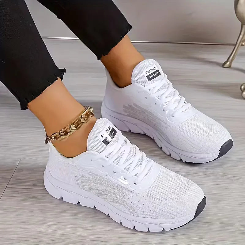 Casual uniseks lage sneakers met stijlvolle vetersluiting, geschikt voor lente en zomerse dagen.
