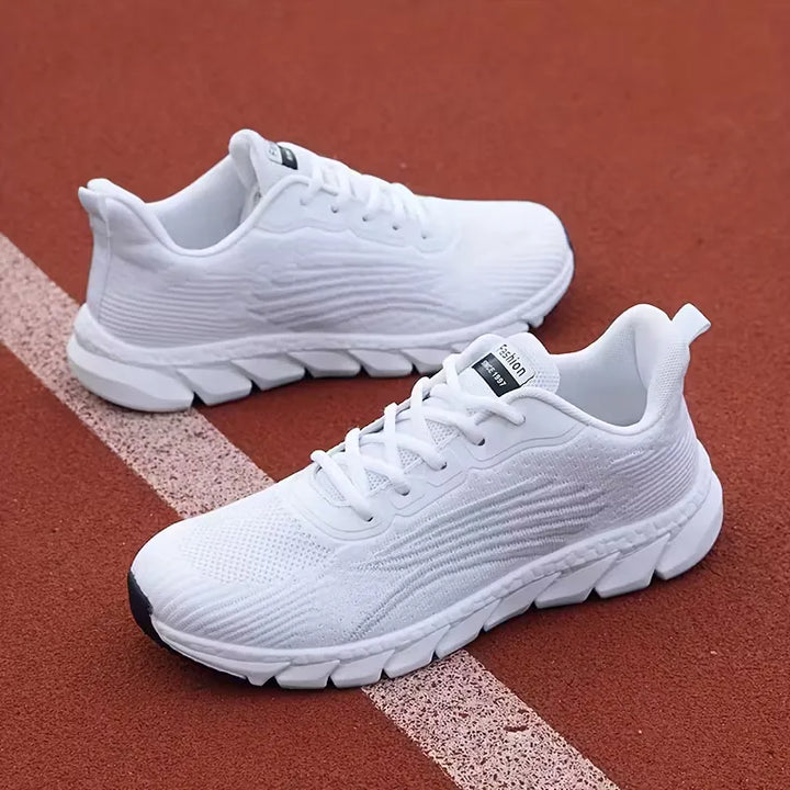 Sportieve uniseks lage sneakers met veters, veelzijdig voor casual outfits en lichte activiteiten.