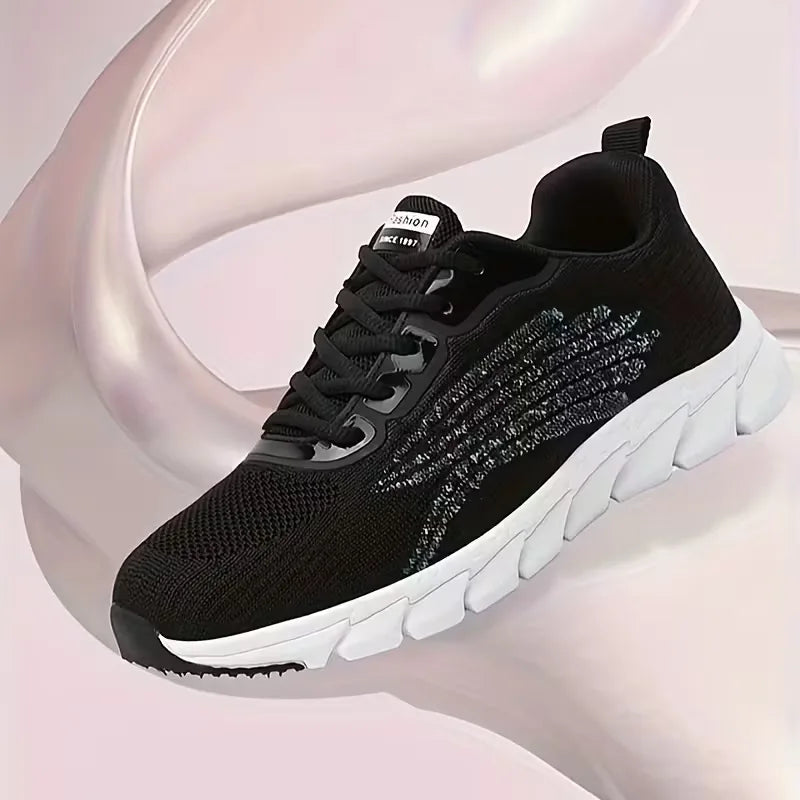 Bovenaanzicht van uniseks lage casual sneakers met gedetailleerde vetersluiting en tong.