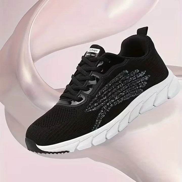Bovenaanzicht van uniseks lage casual sneakers met gedetailleerde vetersluiting en tong.