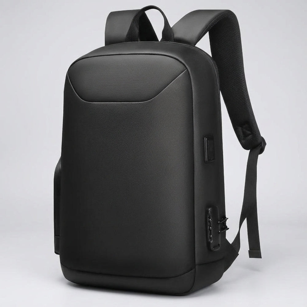 Waterbestendige ChargePack rugzak met geïntegreerde USB oplaadpoort, ideaal voor reizen en dagelijks gebruik.
