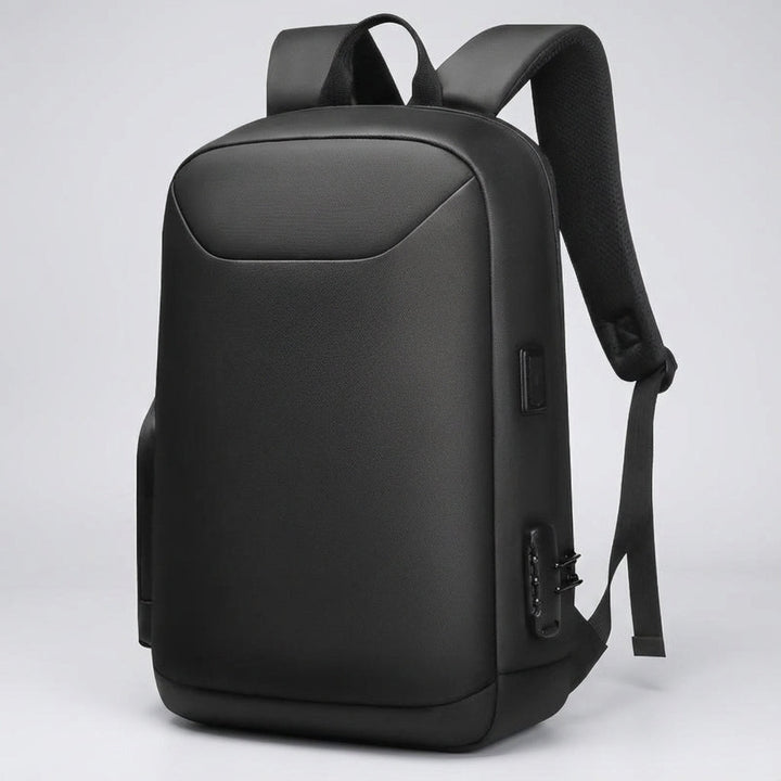 Waterbestendige ChargePack rugzak met geïntegreerde USB oplaadpoort, ideaal voor reizen en dagelijks gebruik.