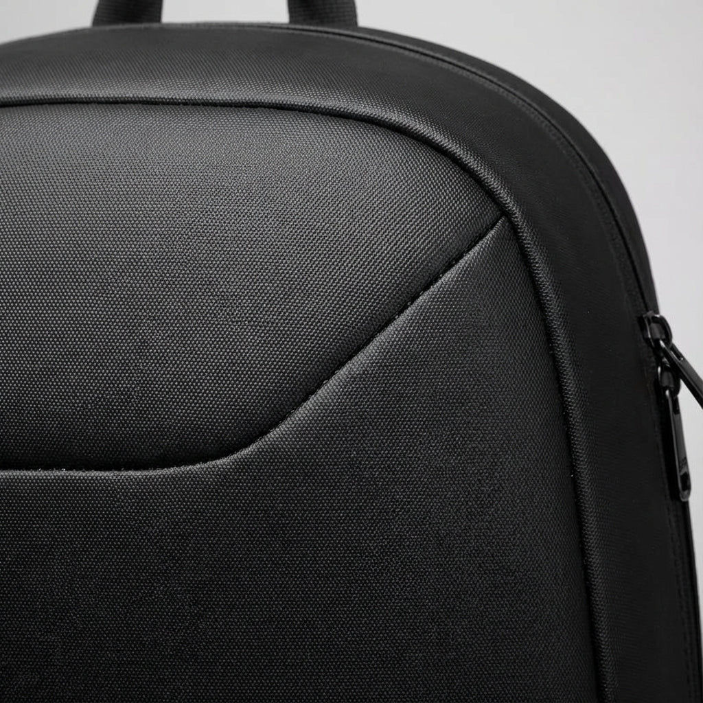 Veilige unisex laptop rugzak met meerdere vakken, antidiefstal design en handige USB laadpoort voor organisatie.
