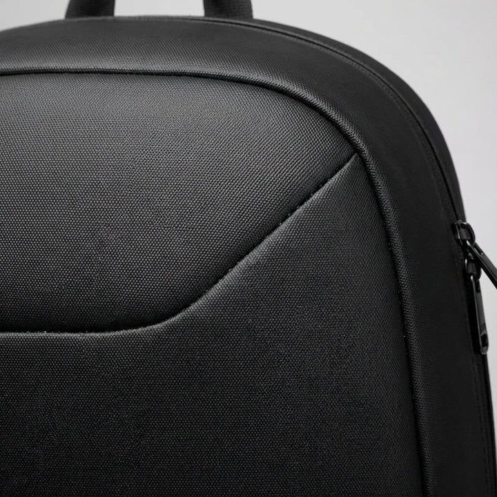 Veilige unisex laptop rugzak met meerdere vakken, antidiefstal design en handige USB laadpoort voor organisatie.