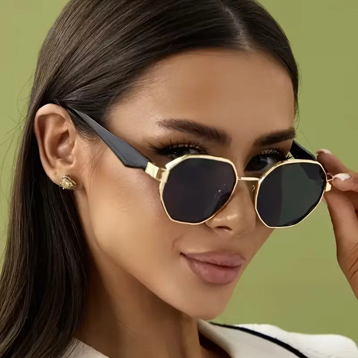 Stijlvolle unisex ronde zonnebril met goudkleurig frame, donkere glazen en anti-schittering voor de zomer.