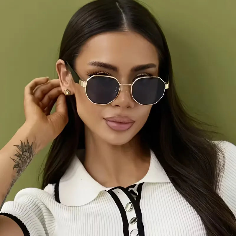Minimalistische ronde unisex zonnebril met elegant gouden frame en donkere anti-schittering glazen.