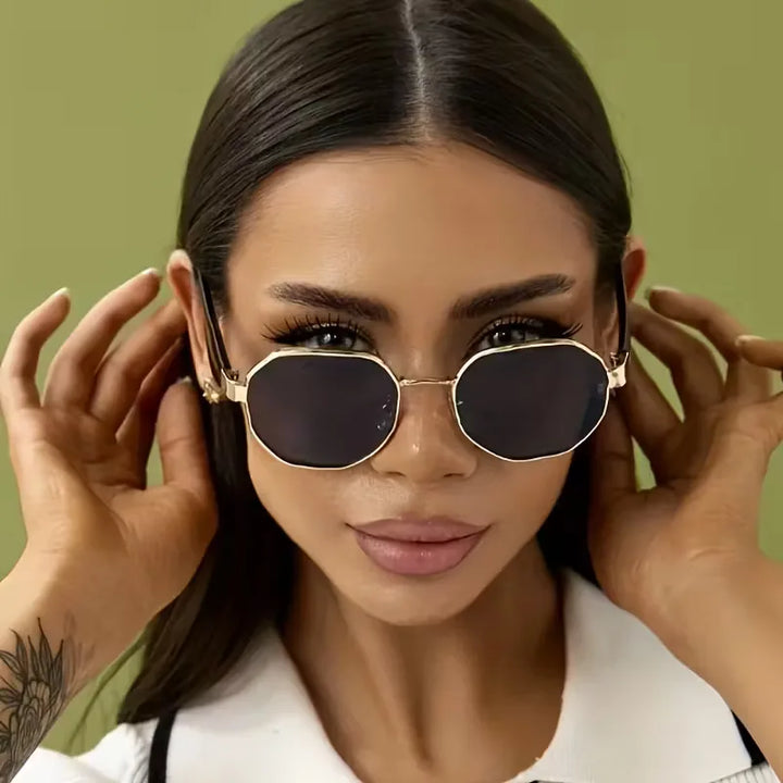 Unisex accessoire: ronde zonnebril met stijlvol goud frame en donkere glazen, perfect voor zomerse dagen.