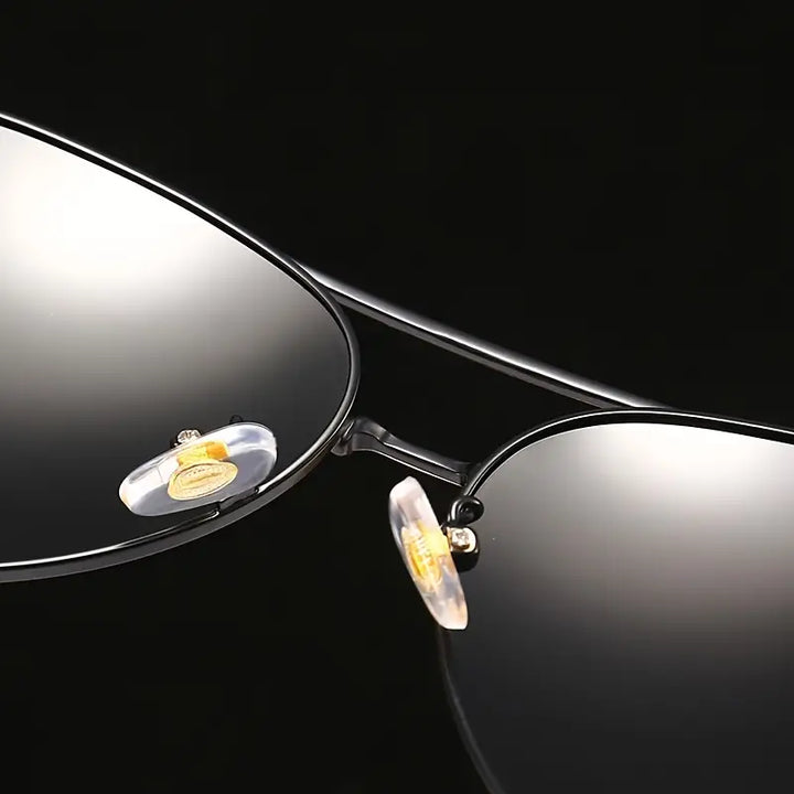 Trendy unisex zonnebril met gepolariseerde UV400 lenzen voor superieure oogbescherming. Ideaal modeaccessoire.