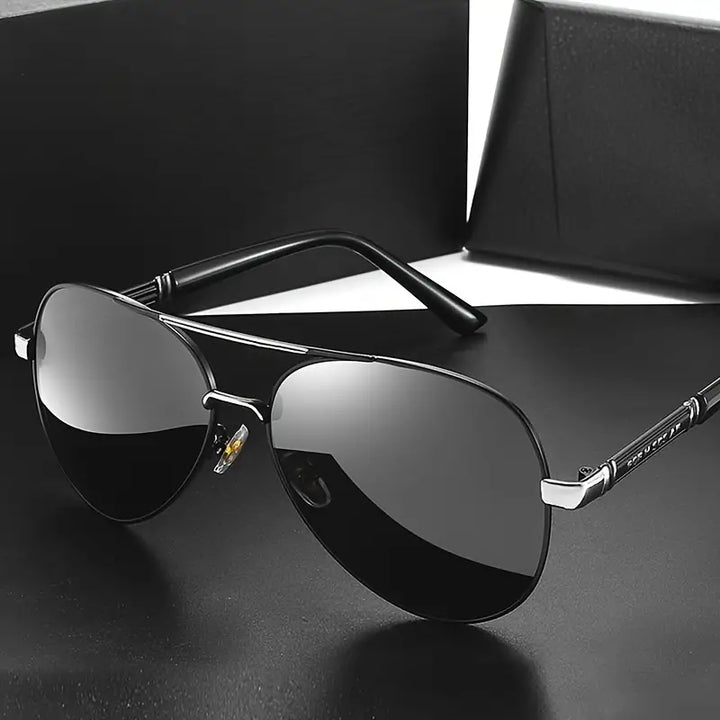 Gepolariseerde unisex zonnebril met UV400 bescherming. Essentieel accessoire voor heren en dames, stijlvol & praktisch.