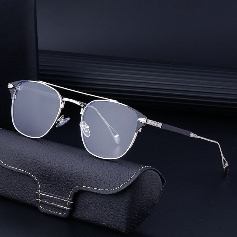 Stijlvolle unisex zonnebril met UV-bescherming. Lichtgewicht accessoire, verkrijgbaar in goud, zilver en zwart.