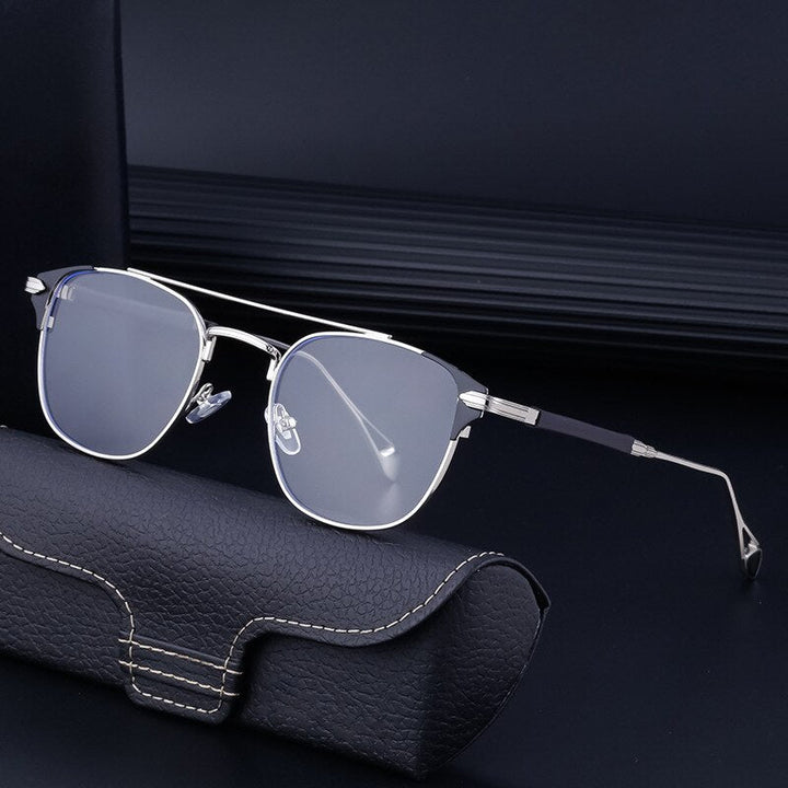 Stijlvolle unisex zonnebril met UV-bescherming. Lichtgewicht accessoire, verkrijgbaar in goud, zilver en zwart.