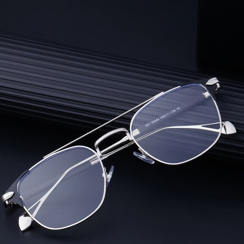 Unisex zonnebril met UV400-bescherming. Trendy montuur in goud of zilver, perfect voor elke outfit.
