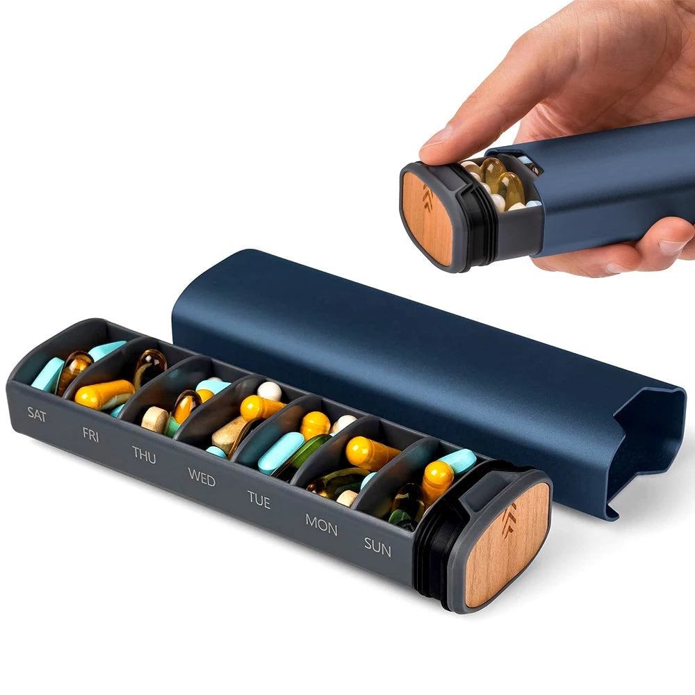 "Stijlvolle wekelijkse pillendoos van hout en aluminium met 7 vakken, ideaal voor georganiseerde medicijnroutine."