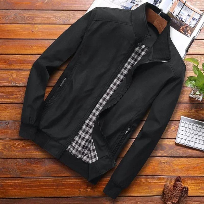 "Stijlvolle winddichte zomerjas voor heren in khaki met strakke kraag, ideaal voor winderige zomerdagen, diverse maten."