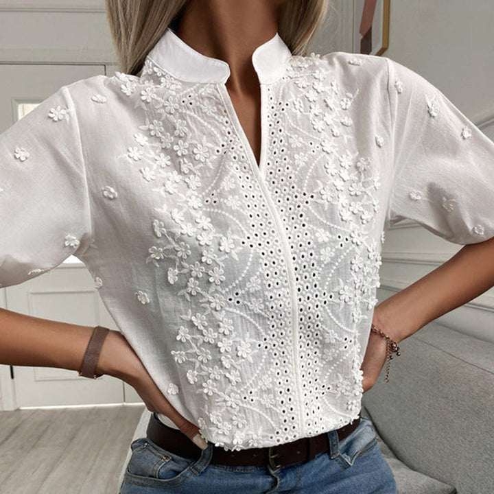 Stijlvolle witte dames blouse, korte mouwen, elegant design, perfect voor zowel casual als formele gelegenheden.