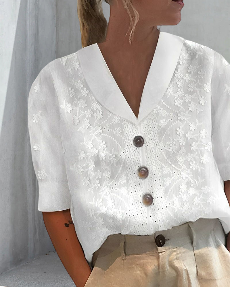 Stijlvolle witte getailleerde dames blouse, perfect voor kantoor, lente of zomer. Comfortabel & elegant voor elke gelegenheid.