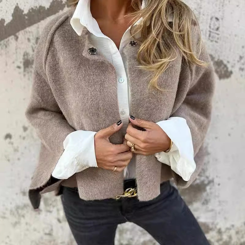 "Stijlvolle wolmix dames tussenjas in meerdere kleuren met harige textuur, oversized pasvorm en luxueuze uitstraling."