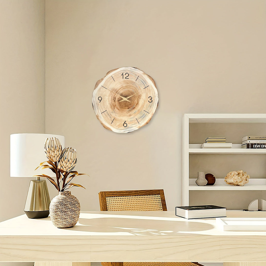 "Stille houten wandklok met natuurlijke textuur en subtiel bladmotief, geruisloze werking, ideaal voor elk interieur."