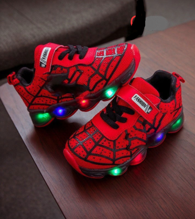 Stoere kinder LED sneakers met lichtjes en superheldenprint, ideaal voor jongens en meisjes, voorzien van klittenbandsluiting.