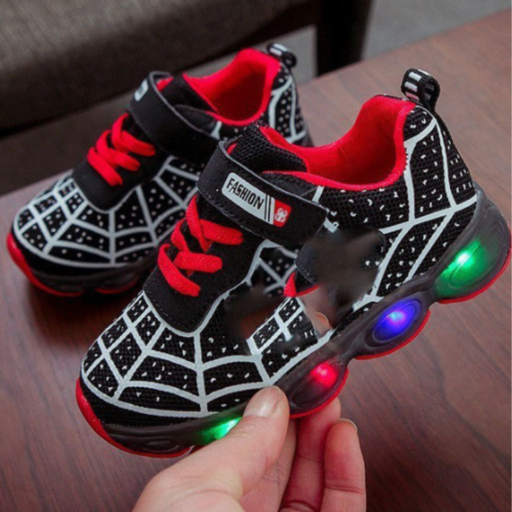 Comfortabele superheld LED kinderschoenen met sprankelende lichtjes, perfect voor sportieve jongens en meisjes.