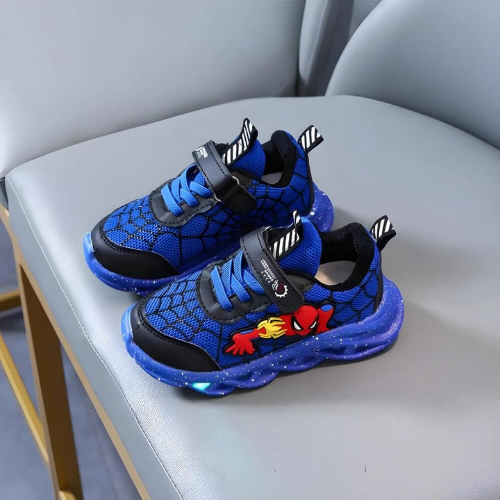 Superheld LED sneakers met klittenband voor kinderen; stoere schoenen met lichtjes, comfortabel en makkelijk aan te trekken.