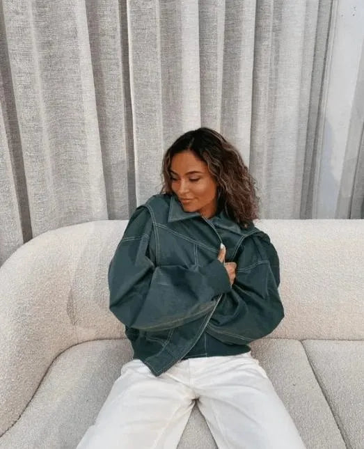 Stoere oversized dames leren jas, ideaal als veelzijdig jack voor elk seizoen. Modieuze look.