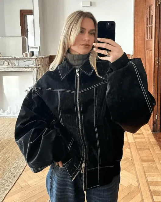 Modieuze oversized damesjas van leer, gestyled voor een stoere herfstlook. Veelzijdig en comfortabel jack.