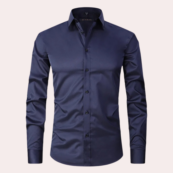 Zwart slim fit herenoverhemd, strijkvrij en comfortabel, geschikt voor zowel formele als informele stijl.