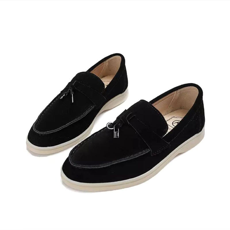 "Suède Jasmijn loafers, comfortabel en elegant, met stijlvol slotdetail voor veelzijdige damesmode."