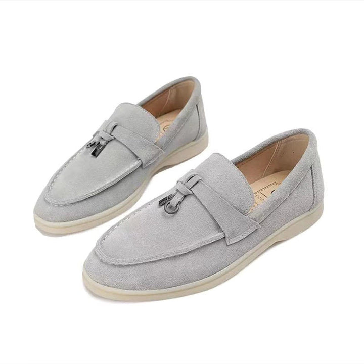 "Suède Jasmijn loafers, comfortabel en elegant, met stijlvol slotdetail voor veelzijdige damesmode."