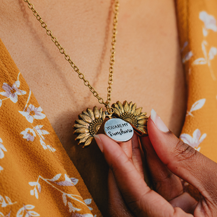 Goudkleurige Solara damesketting met gedetailleerde zonne-hanger, perfect accessoire voor elke outfit.