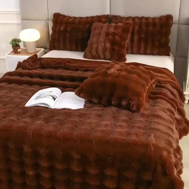 "Superzachte imitatiebont deken in warme tinten, ideale winterdeken voor bed of bank, biedt luxe comfort en stijl."