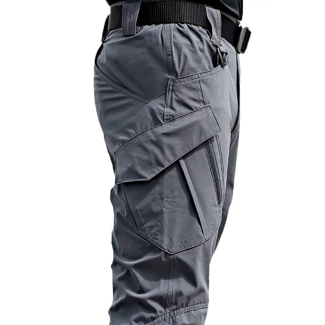 "Tactische heren cargo broek, waterdicht en duurzaam, met meerdere zakken en verstelbare pasvorm, outdoor en militair stijl."