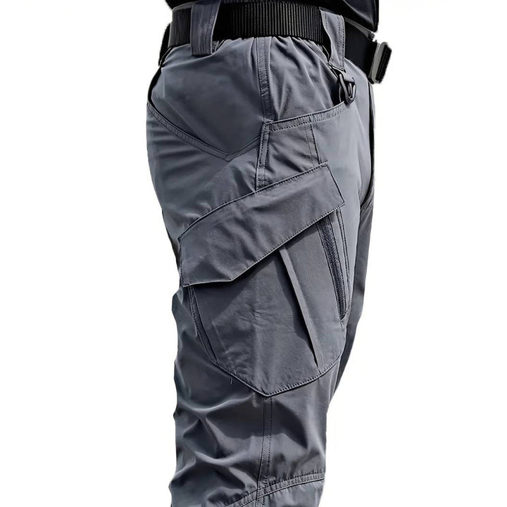 "Tactische heren cargo broek, waterdicht en duurzaam, met meerdere zakken en verstelbare pasvorm, outdoor en militair stijl."