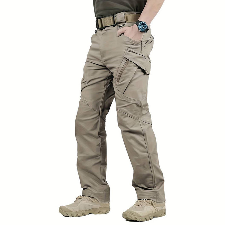 "Tactische heren cargo broek, waterdicht en duurzaam, met meerdere zakken en verstelbare pasvorm, outdoor en militair stijl."