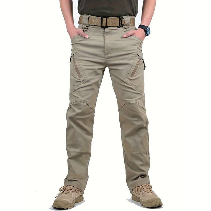 "Tactische heren cargo broek, waterdicht en duurzaam, met meerdere zakken en verstelbare pasvorm, outdoor en militair stijl."