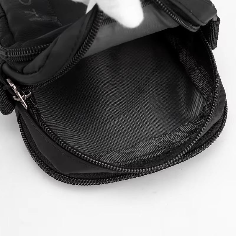 "Tactische heren crossbody tas, robuust ontwerp met meerdere opbergvakken, verstelbare riem, ideaal voor dagelijks gebruik."