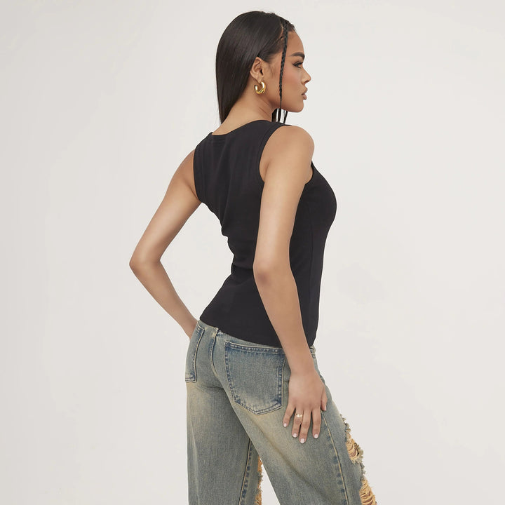 "Tanktop van zijdezacht katoen met minimalistisch design, ideaal voor zomer. Verkrijgbaar in grijs, wit en zwart."