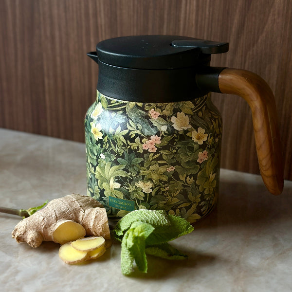 Isolerende thermoskan met handige theezeef voor verse thee. Duurzaam rvs design voor keuken.