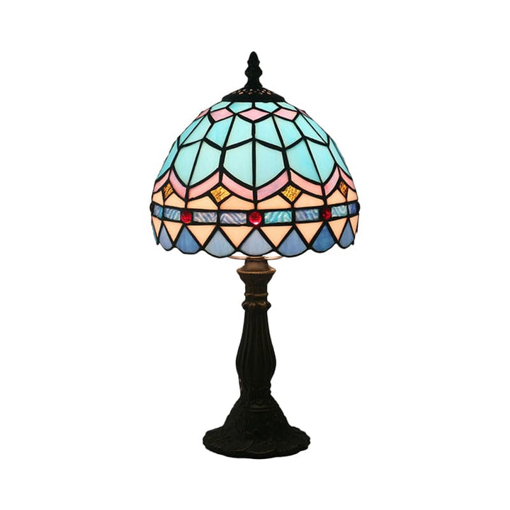 "Tiffany-stijl tafellamp, blauw en geel glas, klassieke loodlijnen, warme en uitnodigende sfeer, ambachtelijk design."