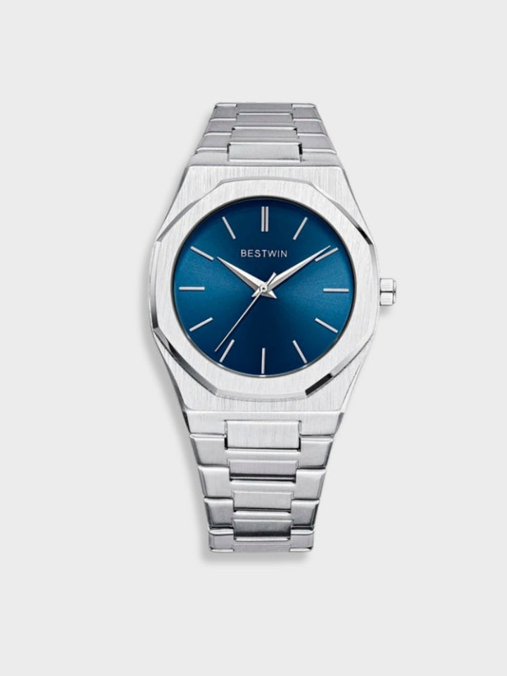 Tijdloos roestvrijstalen horloge met elegante afwerking, klassiek ontwerp, zilveren wijzerplaat en duurzame metalen band.