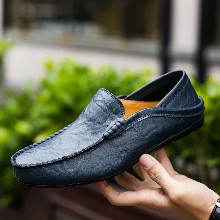 "Tijdloze leren herenloafers met een luxe finish en stevige zolen, ideaal voor elke gelegenheid, zakelijk of informeel."